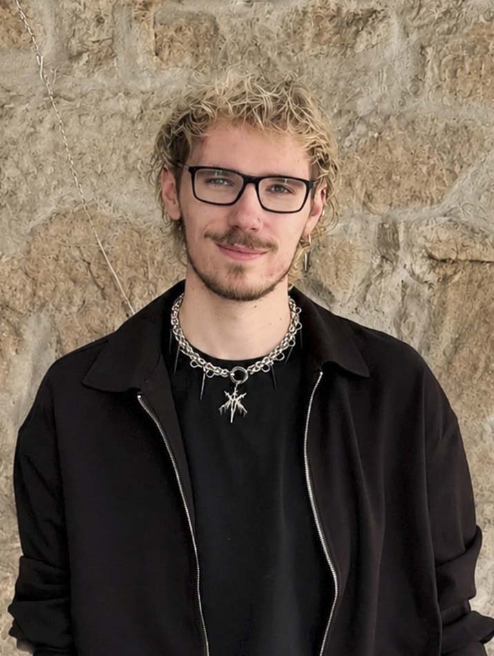 Adrian, Colorist & Stylist bei schee